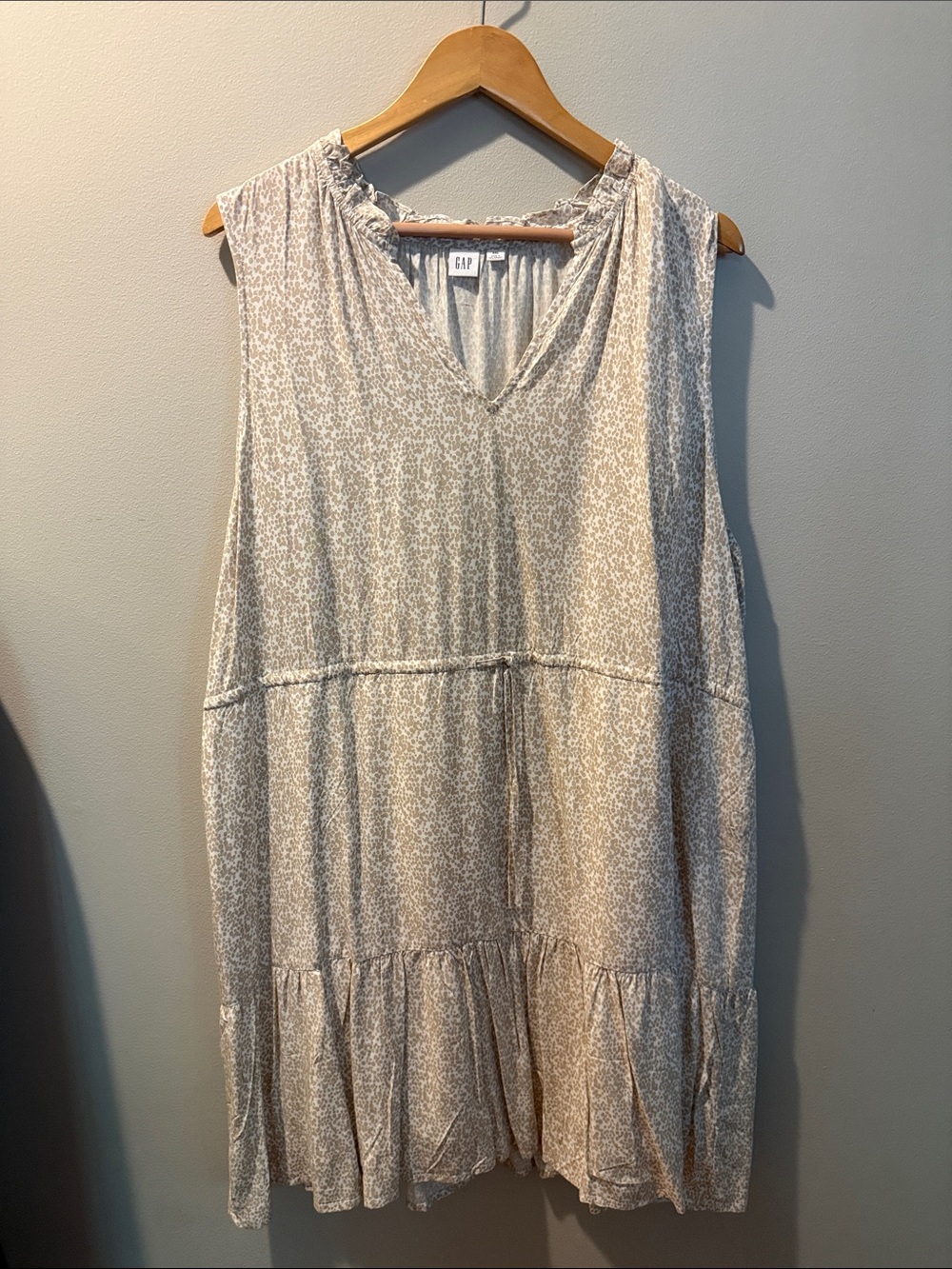 GAP Sleeveless V-Neck Tiered Mini Dress in Light Beige Floral
